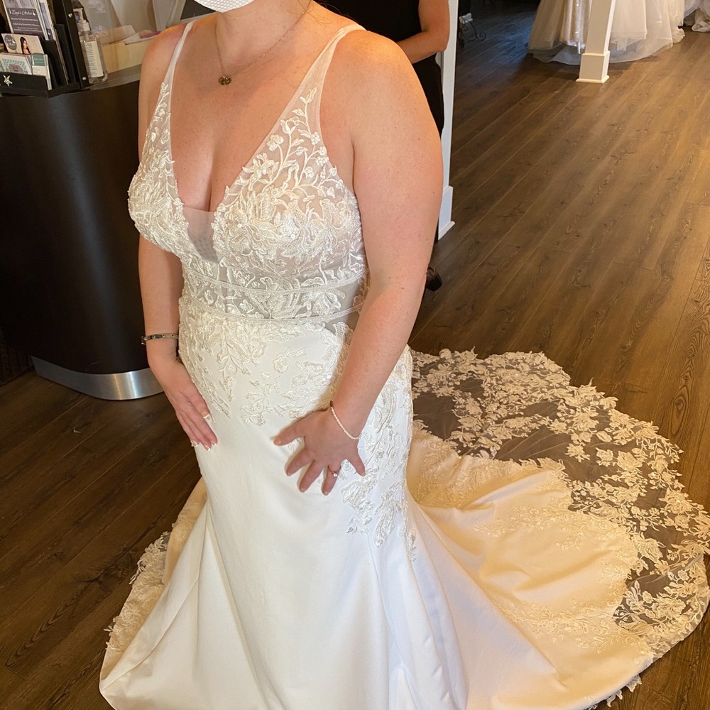Elegant White Lace Wedding Dress